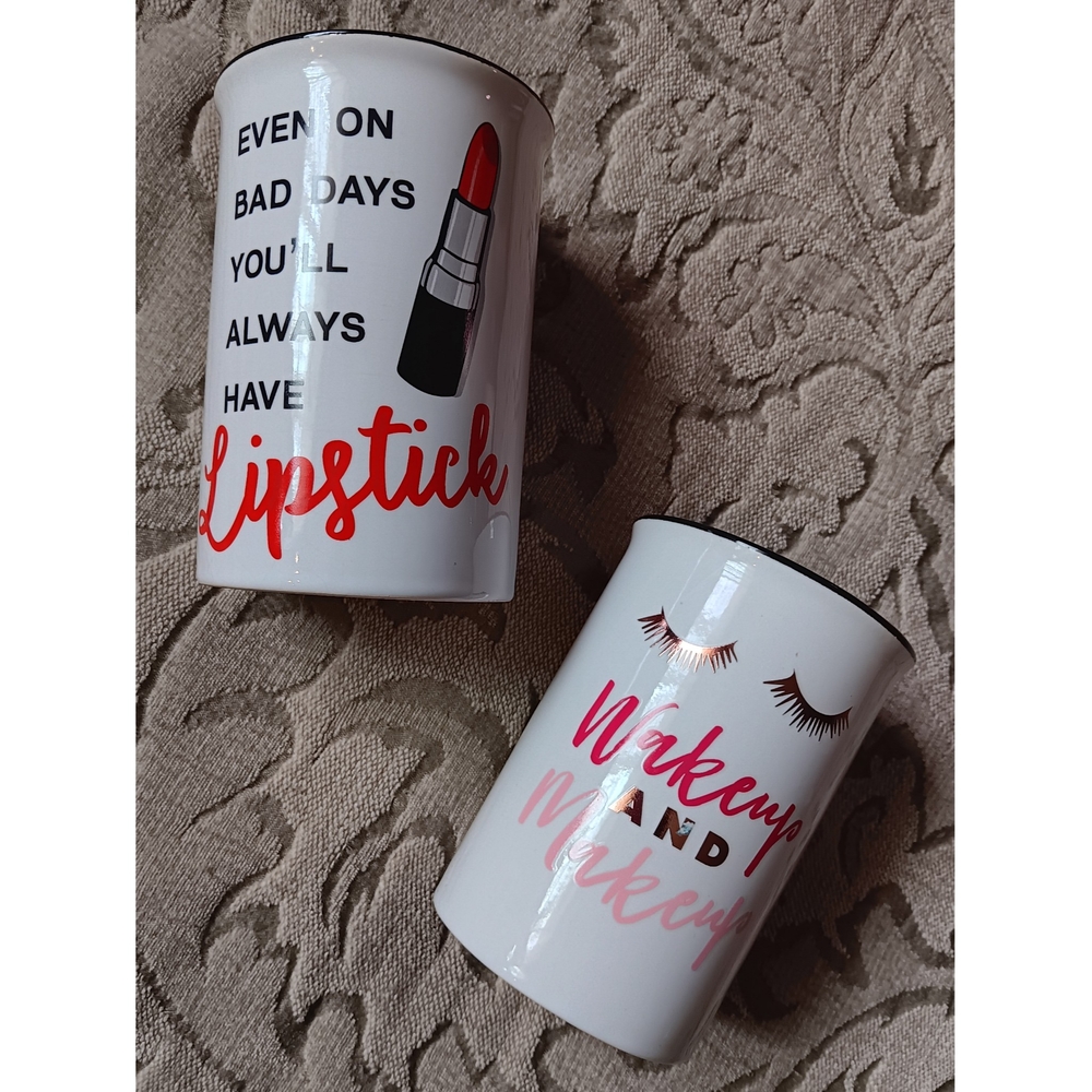 Adrienne Vittadini White and Red Makeup Organizer